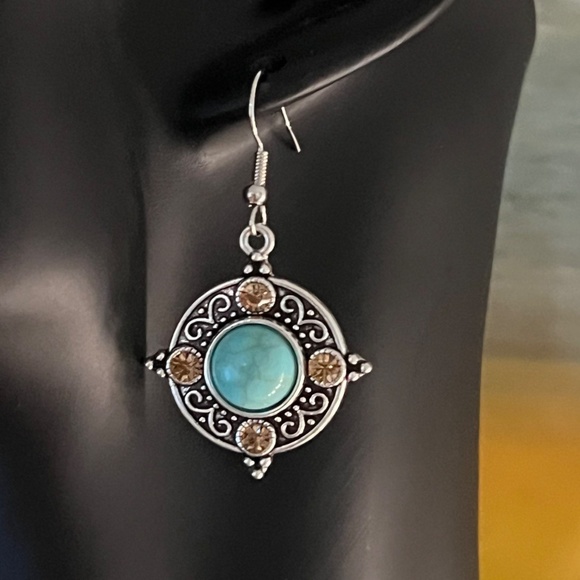 Rhinestone Embossed Earrings & Necklace Set - Picture 2 of 5